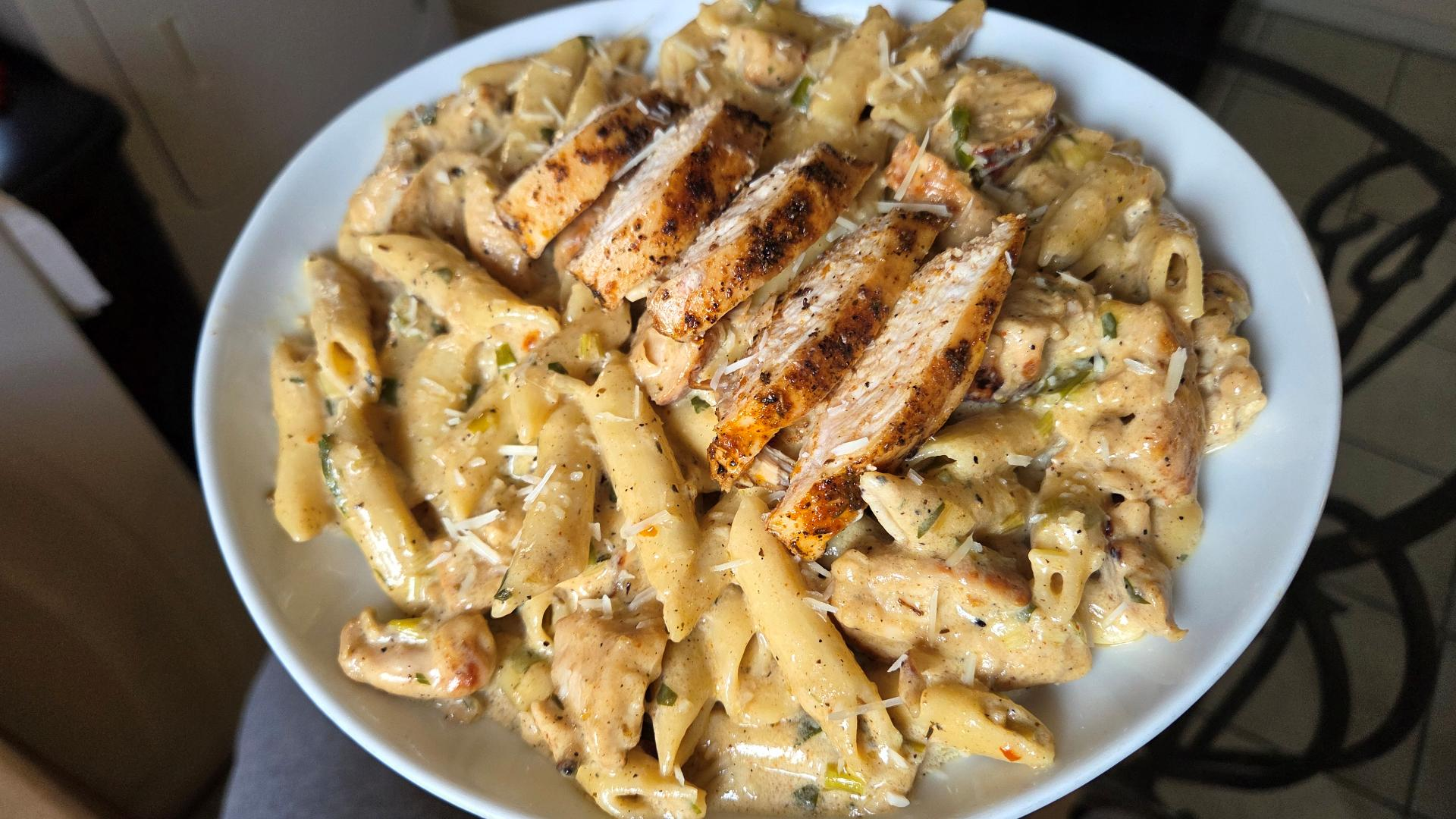 Blackened chicken alfredo pasta - charliethecookandrews