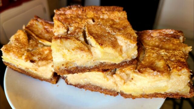 Apple Cinnamon Ooey Gooey Cake