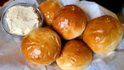 Texas roadhouse style dinner rolls
with cinnamon honey butter dip.