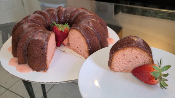 Sugar-free Strawberry Bundt cake